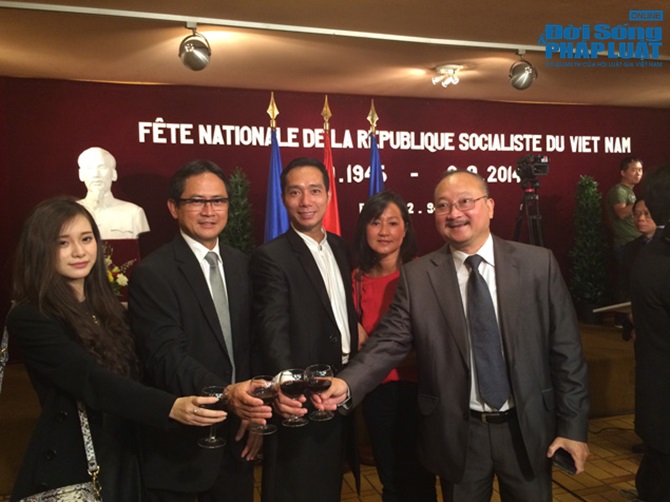 NTK Đỗ Trịnh Hoài Nam và học trò mừng Quốc khánh tại Pháp